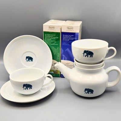 Ein Teeset mit Teetassen und Untertassen