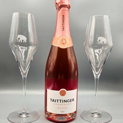 eine Flasche Wein neben zwei leeren Weingläsern